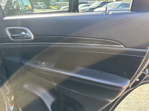 Used 2019 Jeep Grand Cherokee Limited image 18