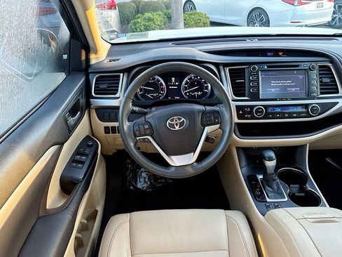 Used 2016 Toyota Highlander XLE image 11