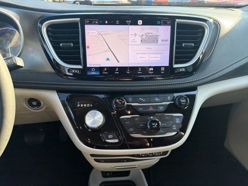 Used 2023 Chrysler Pacifica Touring-L w/ Uconnect Theater Family Group image 22