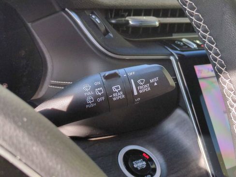 Used 2024 Jeep Grand Cherokee Limited image 27