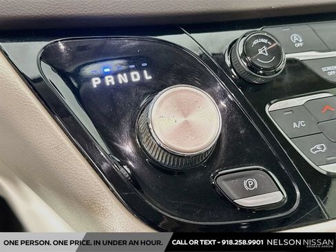 Used 2017 Chrysler Pacifica Touring-L FWD image 16