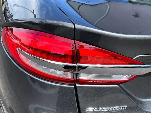 Used 2018 Ford Fusion SE w/ Fusion SE Technology Package FWD image 28