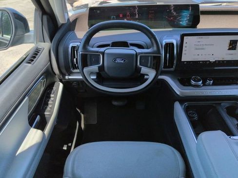 Used 2025 Ford Expedition Platinum AWD/4WD image 17