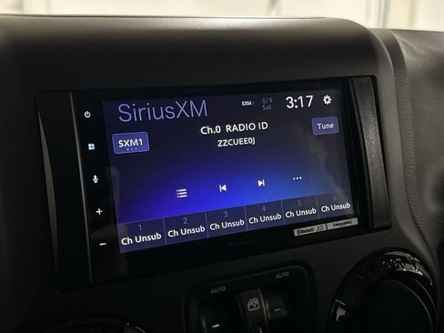 Used 2017 Jeep Wrangler Unlimited Sahara AWD/4WD image 14