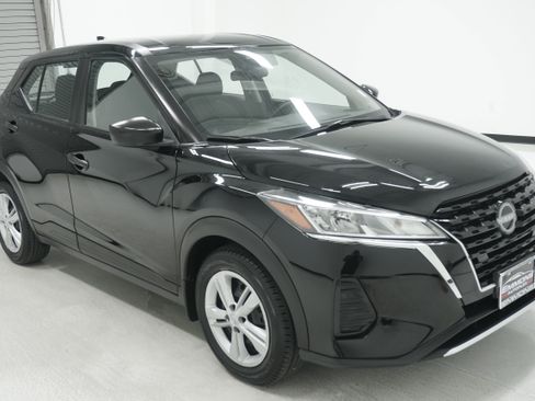 Used 2023 Nissan Kicks S FWD image 3