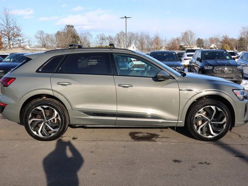Used 2024 Audi Q8 e-tron Premium Plus w/ Premium Plus Package image 4