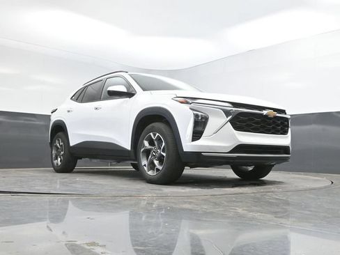Used 2025 Chevrolet Trax LT w/ LT Convenience Package FWD image 46