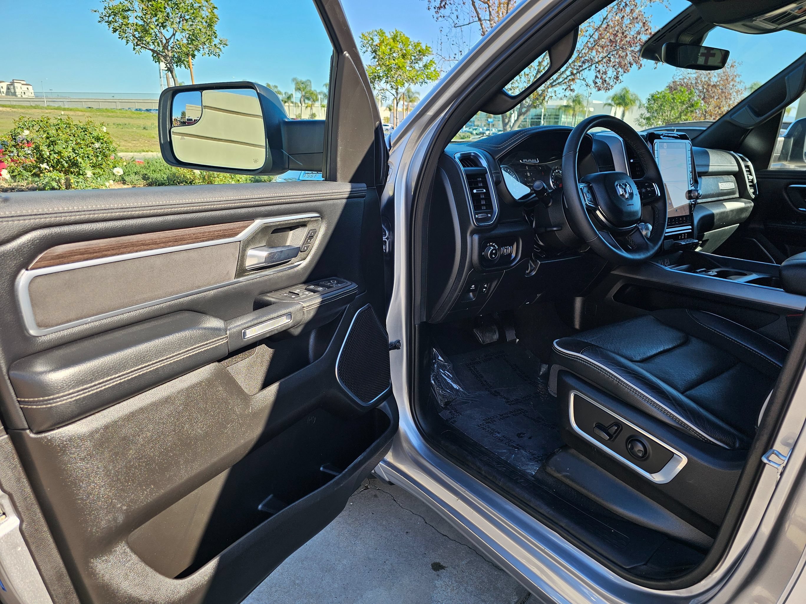 Used 2025 RAM 1500 Laramie AWD/4WD image 15