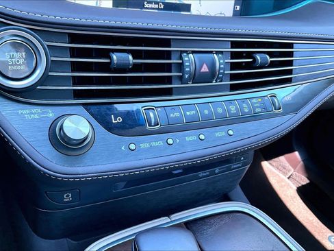 Used 2020 Lexus LS 500 w/ Accessory Package (Z2) RWD image 34