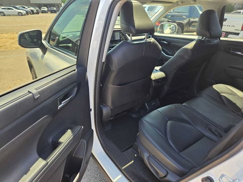 Used 2020 Toyota Highlander XLE AWD/4WD image 18