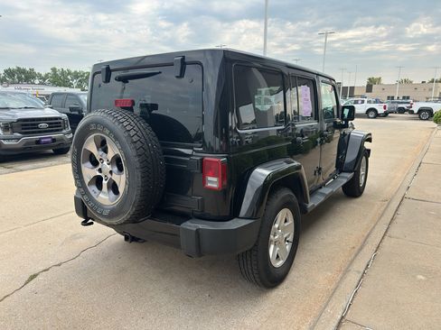 Used 2016 Jeep Wrangler Unlimited Sahara w/ Connectivity Group AWD/4WD image 9