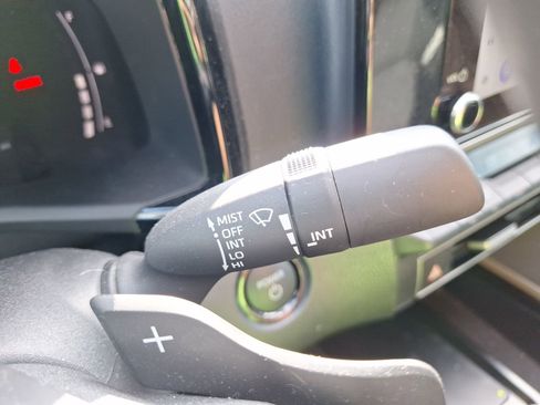 Used 2025 Toyota Camry SE w/ Convenience Package image 24