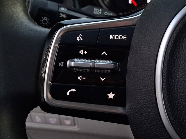 Used 2024 Kia Carnival EX FWD image 17