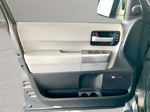 Used 2019 Toyota Sequoia Limited w/ Safety & Convenience Package image 11