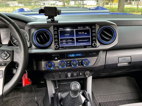 Used 2022 Toyota Tacoma TRD Off-Road image 9