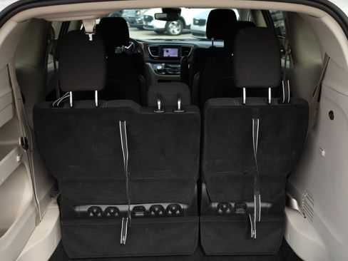 Used 2023 Chrysler Voyager LX image 13