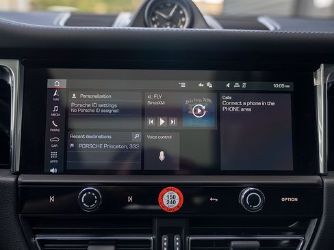 Certified 2025 Porsche Macan image 12