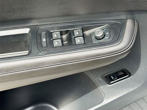 Used 2025 Volkswagen Atlas SE FWD image 18