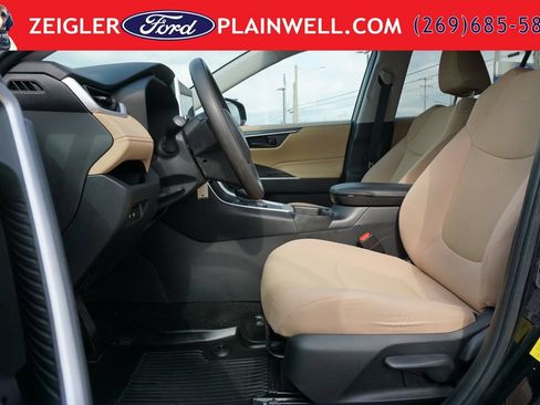 Used 2023 Toyota RAV4 LE AWD/4WD image 16