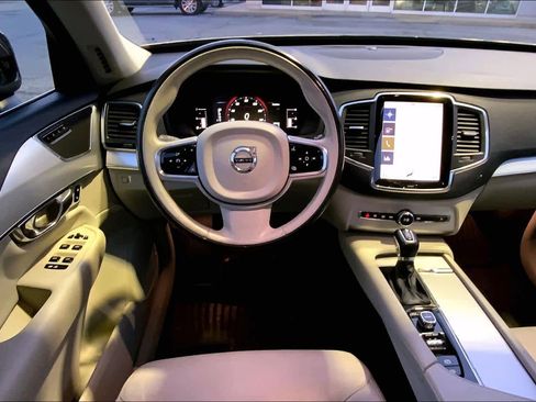 Used 2017 Volvo XC90 T5 Momentum w/ Vision Package image 6