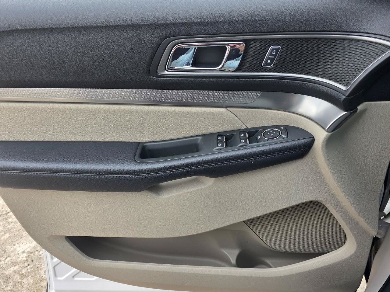Used 2018 Ford Explorer XLT w/ Equipment Group 201A FWD image 10