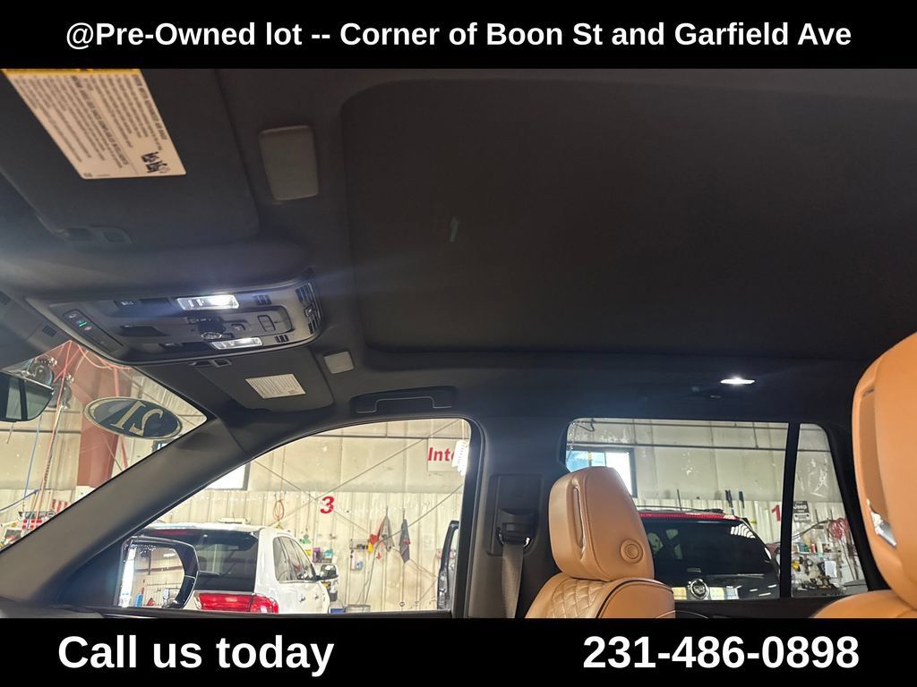 Used 2021 Cadillac Escalade Premium Luxury AWD/4WD image 13