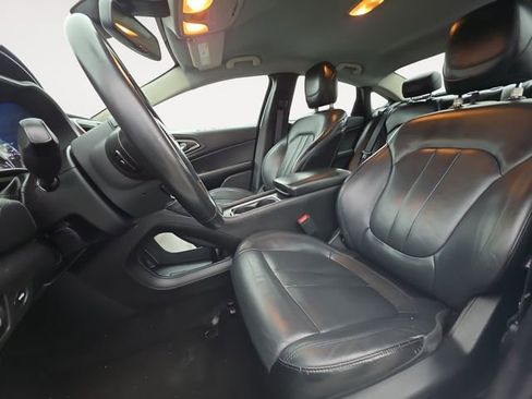 Used 2017 Chrysler 200 Limited Platinum image 9