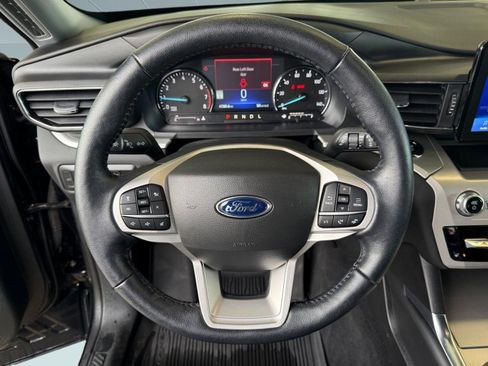 Used 2022 Ford Explorer XLT w/ Equipment Group 202A AWD/4WD image 17