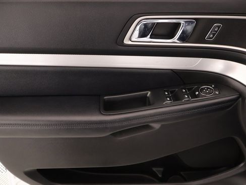 Used 2017 Ford Explorer XLT image 15