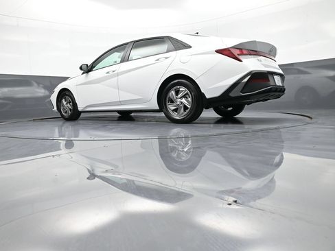 Used 2025 Hyundai Elantra SE FWD image 31