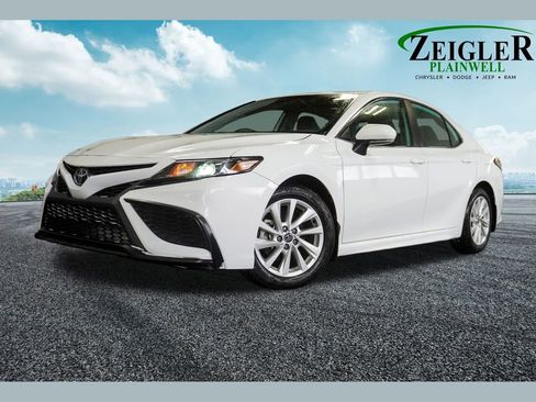 Used 2023 Toyota Camry SE image 1