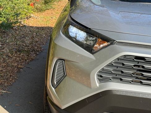 Used 2019 Toyota RAV4 LE image 9