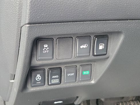 Used 2018 Nissan Rogue SV w/ Premium Package image 18