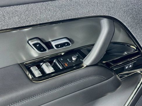 Used 2025 Land Rover Range Rover Sport SE AWD/4WD image 18