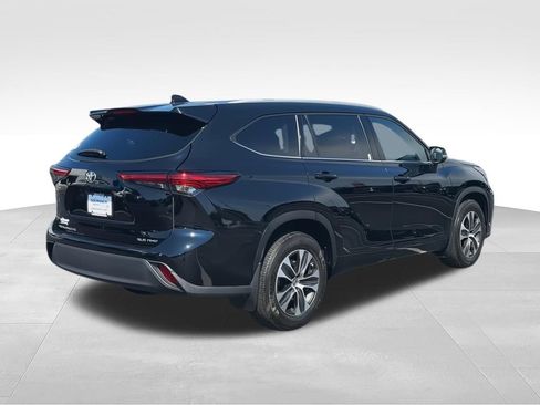 Used 2022 Toyota Highlander XLE AWD/4WD image 8
