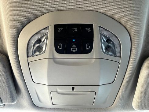 Used 2024 Chrysler Pacifica Touring-L FWD image 19
