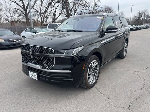Used 2025 Lincoln Navigator Reserve image 1