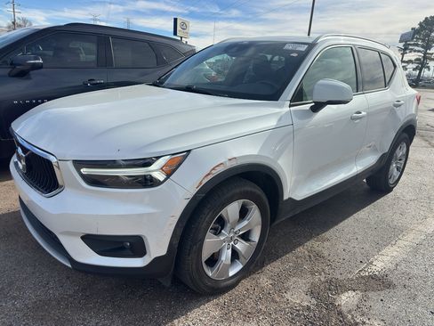 Used 2021 Volvo XC40 T5 Momentum image 1