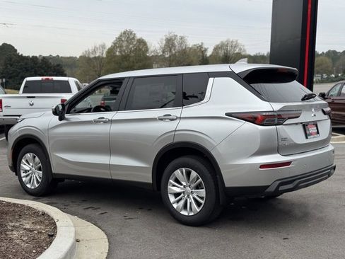 New 2025 Mitsubishi Outlander ES image 6