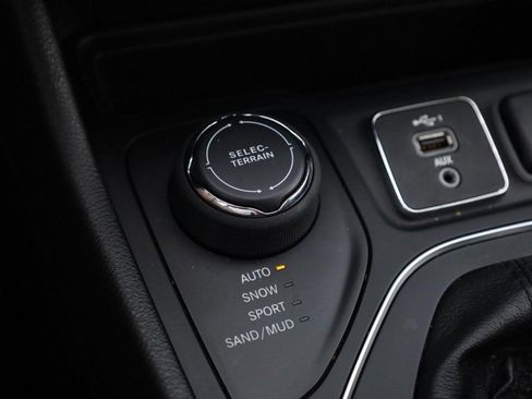 Used 2020 Jeep Cherokee Latitude Plus w/ Cold Weather Group AWD/4WD image 16