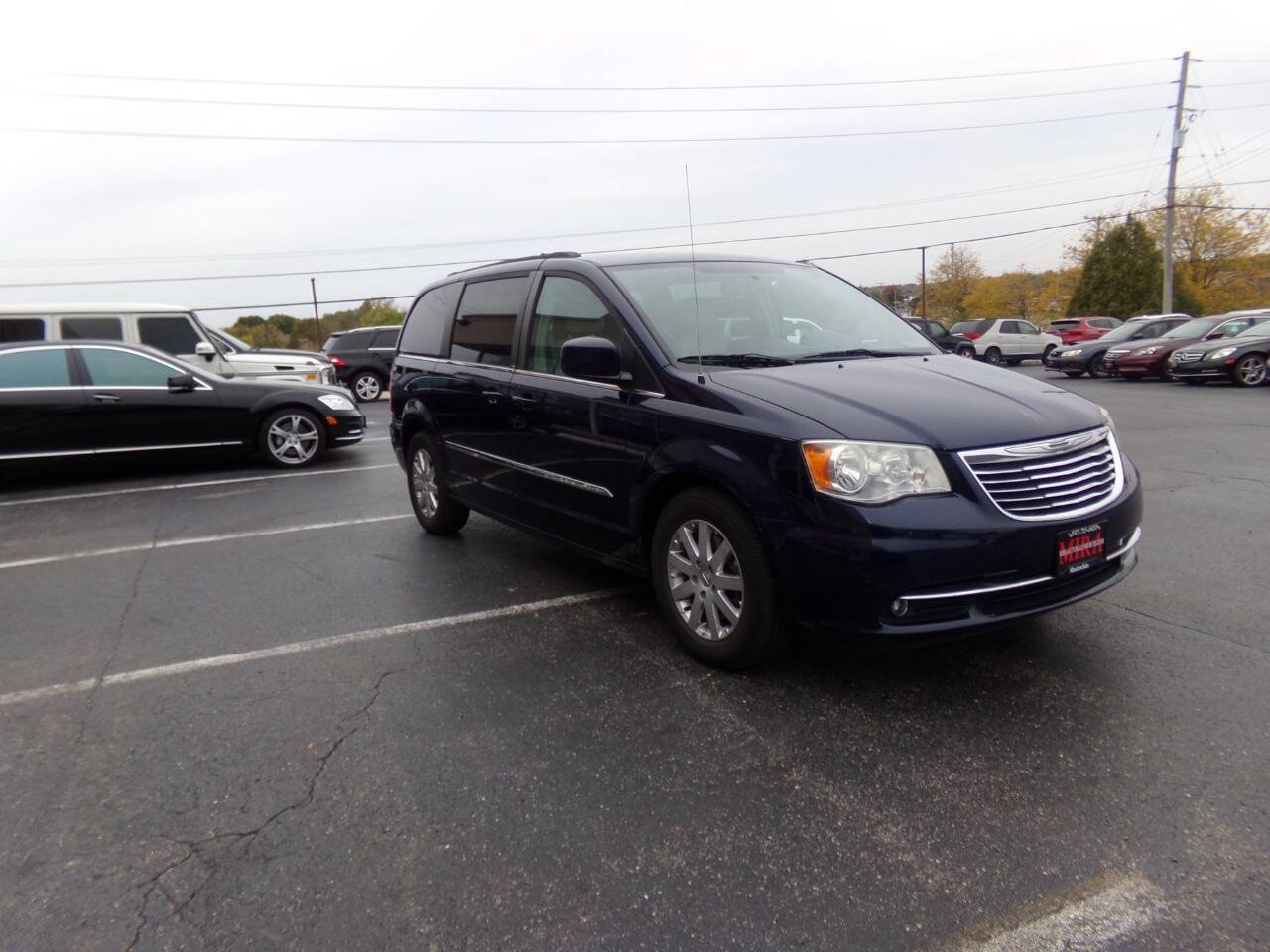 Used 2013 Chrysler Town & Country Touring FWD image 4