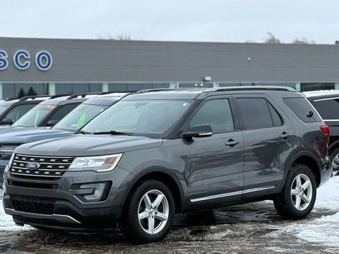 Used 2017 Ford Explorer XLT image 30
