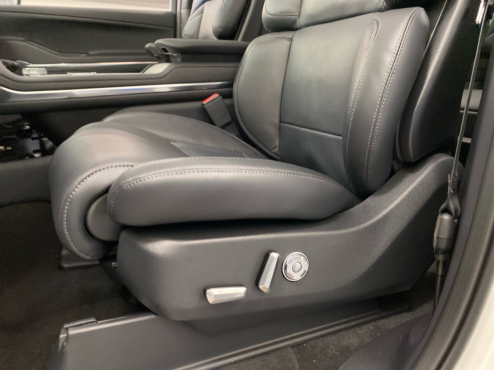 New 2025 Lincoln Navigator Reserve w/ Jet Appearance Package AWD/4WD image 21