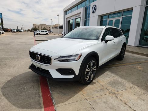 Used 2025 Volvo V60 B5 Cross Country Plus AWD/4WD image 3