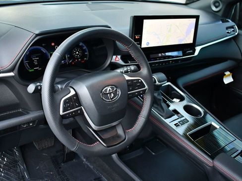 Used 2025 Toyota Sienna XSE image 14