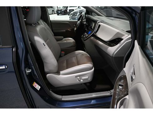 Used 2018 Toyota Sienna XLE Premium FWD image 15