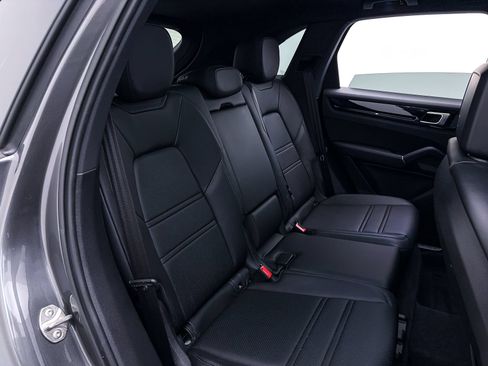 Used 2023 Porsche Cayenne AWD/4WD image 37