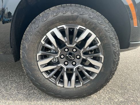 New 2026 Chevrolet Suburban Z71 image 35