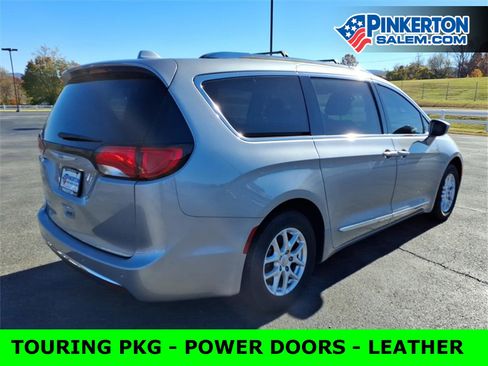 Used 2020 Chrysler Pacifica Touring-L image 3