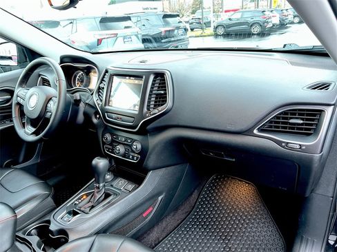 Used 2019 Jeep Cherokee Trailhawk w/ Cold Weather Group image 23